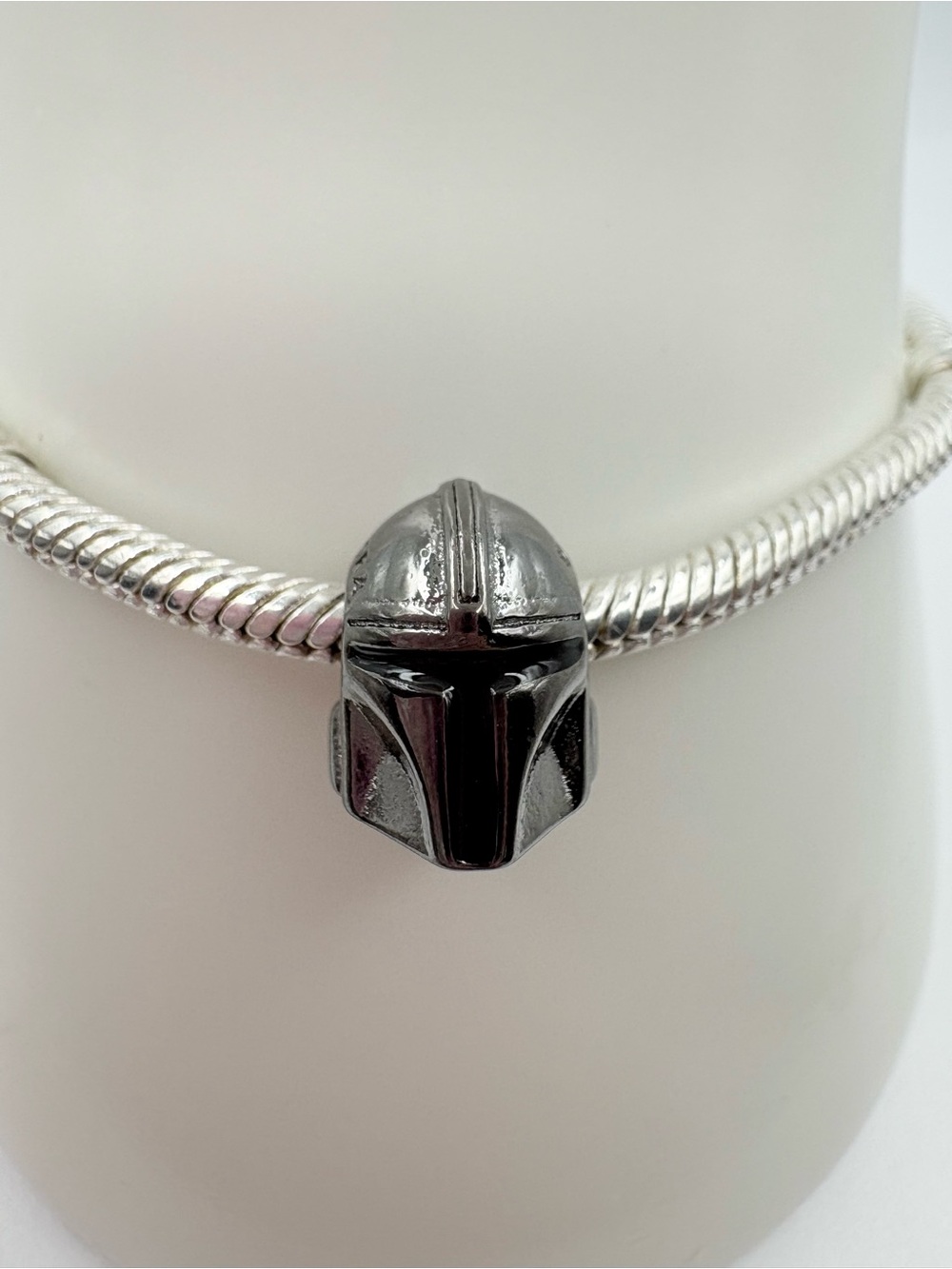 Pandora Ruthenium-plated Star Wars The Mandalorian Helmet Charm S925